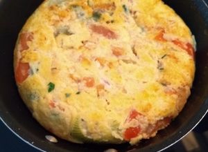 Foto de Omelete com tomate, queijo e cebola
