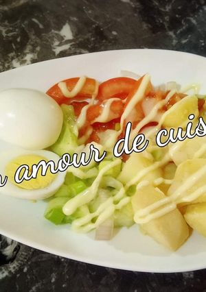 Une photo de Salade composée/pomme de terre,tomate, concombre et oeufs durs