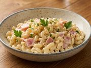 Una foto de pasta de coditos con jamón