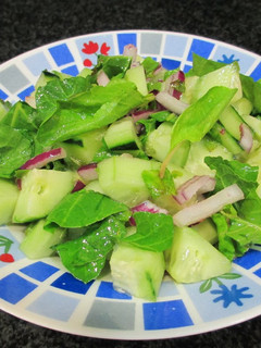 Una foto de Ensalada de pepinos con cebolla morada a la menta- diabetes
