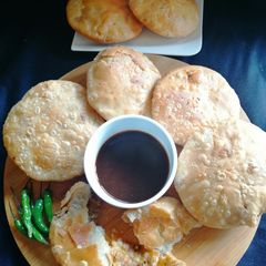 A picture of Onion kachori.