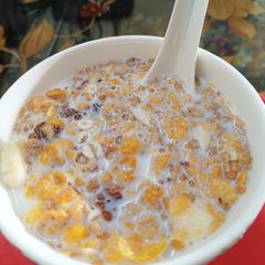 A picture of Muesli-Healthy breakfast bowl.