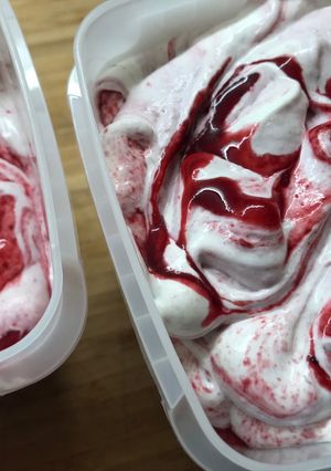 Une photo de Crème Glacée aux Fruits Rouges