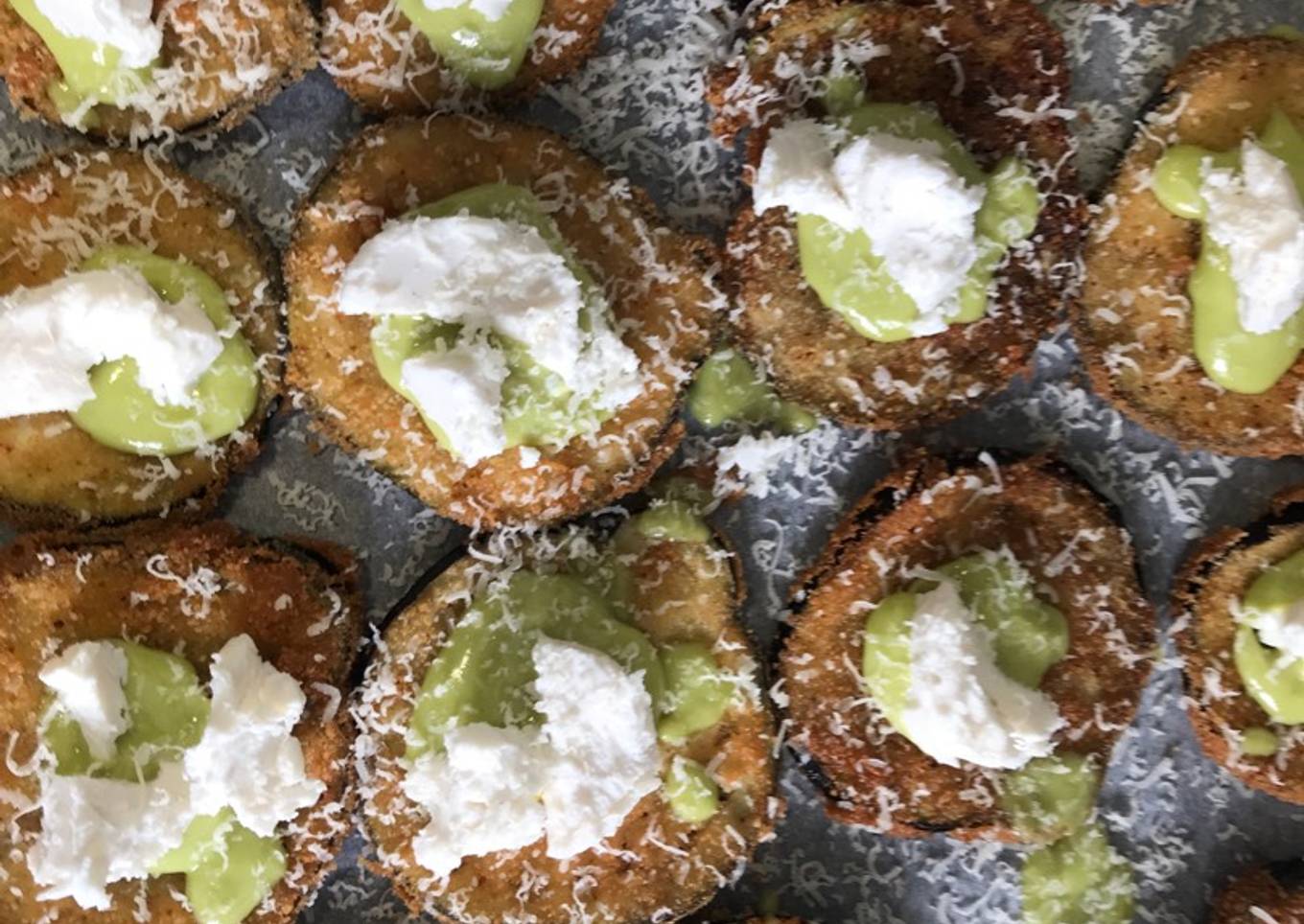 Bocaditos de berenjena con pesto y queso de cabra