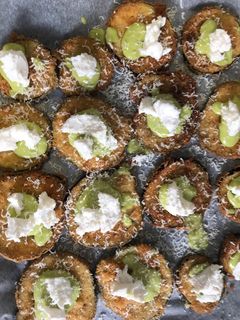 Una foto de Bocaditos de berenjena con pesto y queso de cabra