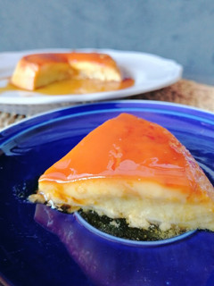Una foto de Flan de nísperos
