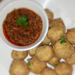 A picture of Yam Balls et Minced Sauce.