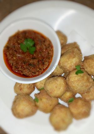 A picture of Yam Balls et Minced Sauce.
