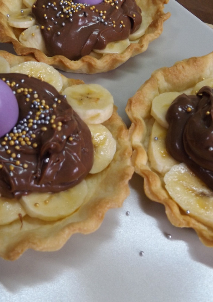 Una foto de Tartaletas de plátano y chocolate