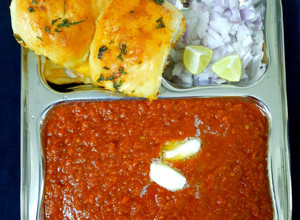 A picture of Pressure cooker pav bhaji in 25 minutes.