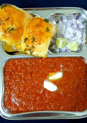 A picture of Pressure cooker pav bhaji in 25 minutes.