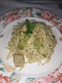 Una foto de Forattini con pollo y brócoli