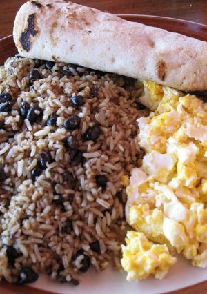 Una foto de Gallo pinto con lizano