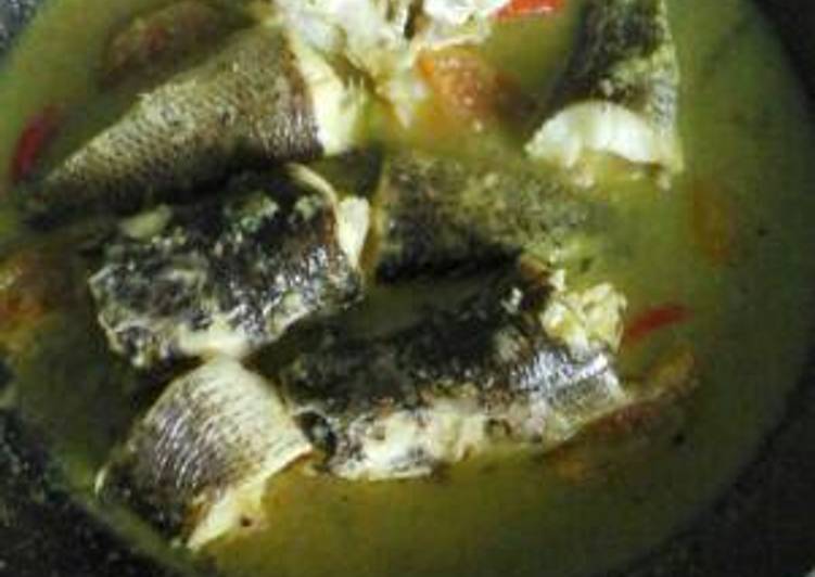 Ikan gabus bumbu kuning