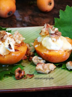 Una foto de Nísperos con mascarpone y nueces tostadas