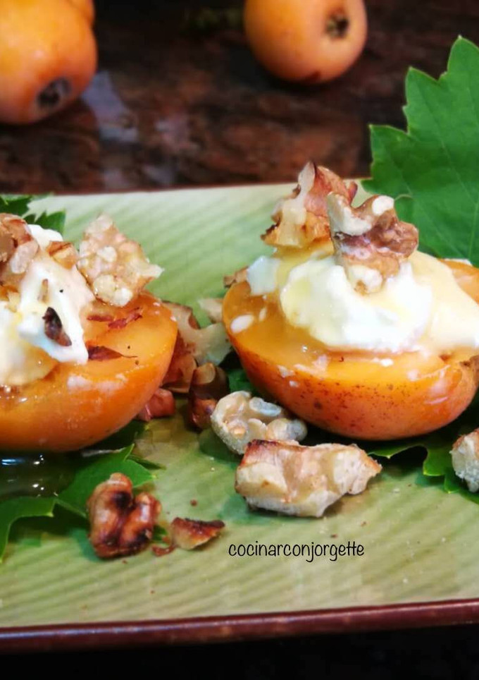 Una foto de Nísperos con mascarpone y nueces tostadas