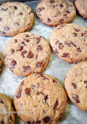 A picture of Chocolate chip cookies.