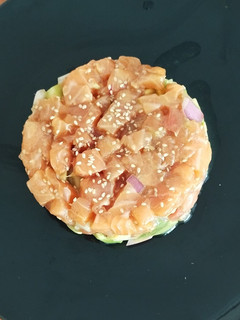 Una foto de Tartar de salmón y melón
