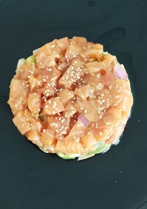 Una foto de Tartar de salmón y melón
