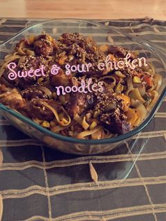 صورة لوصفة نودلز الدجاج الحامض والحلو 🍝