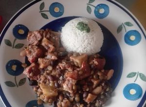 Una foto de Guiso de lentejas y porotos con chancho
