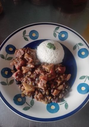 Una foto de Guiso de lentejas y porotos con chancho