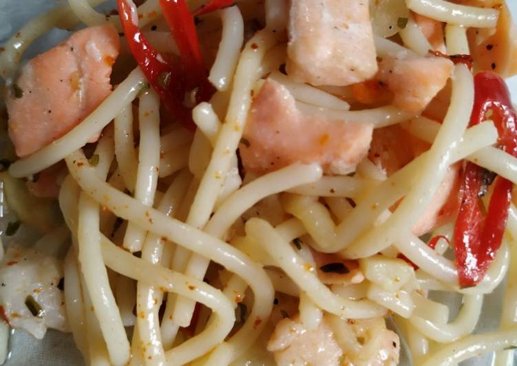 Bumbu mengolah Spagheti aglio olio with Salmon, Lezat Sekali