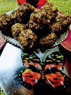 खजूर ड्रायफ्रूईट्स लाडू (kajur dryfruits ladoo recipe in marathi) रेसिपी चे मुख्य फोटो