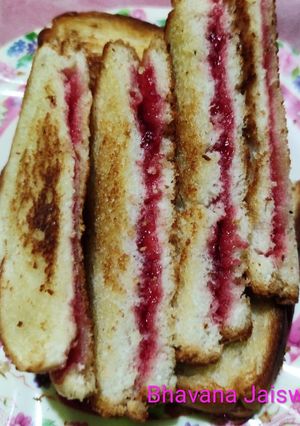 ब्रेड जैम सैंडविच (Bread jam sandwich recipe in hindi) रेसिपी मुख्य फोटो