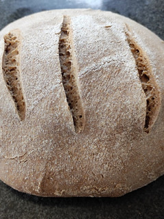 Teljes kiőrlésű kovászos kenyér (tönköly- és rozslisztből) recept fotója