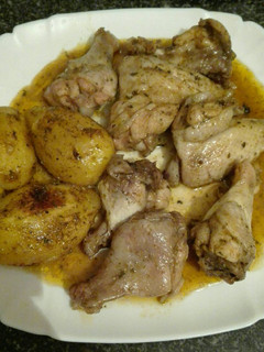 Una foto de Alita picante al horno con patatas asadas