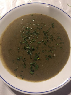 Una foto de Sopa crema de lentejas deliciosa 😋 y súper nutritiva