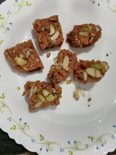 आटे की बर्फी (atte ki barfi recipe in Hindi) रेसिपी मुख्य फोटो