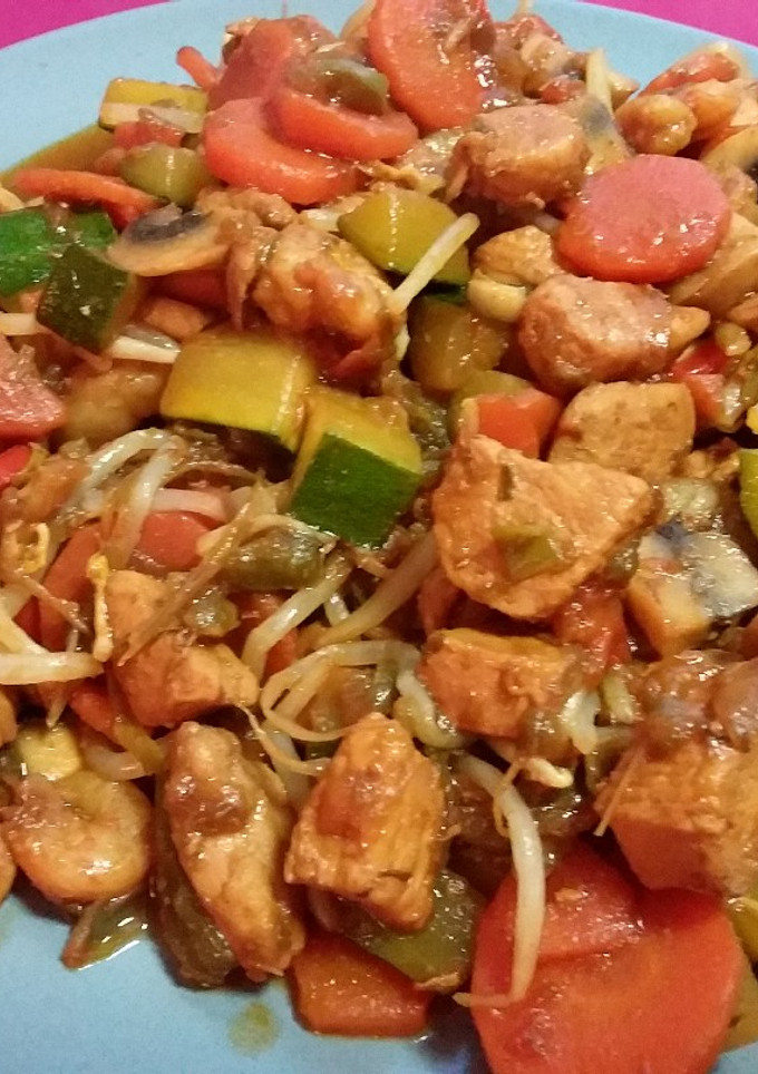 Una foto de Chop Suey con pollo y gambas