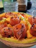 Barchetta di melone con verdure julienne e salmone affumicato