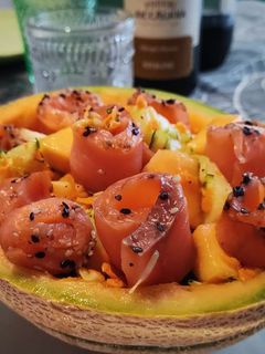 Foto di Barchetta di melone con verdure julienne e salmone affumicato