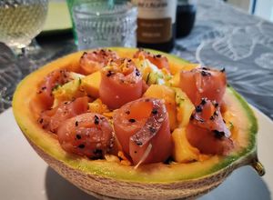 Foto di Barchetta di melone con verdure julienne e salmone affumicato