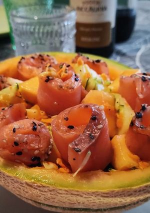 Foto di Barchetta di melone con verdure julienne e salmone affumicato