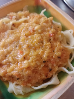 Una foto de Fideos caseros de sémola 🍝 con salsa de tomate 🍅y queso 🧀