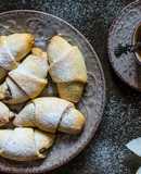 Постные рогалики с джемом и орехами