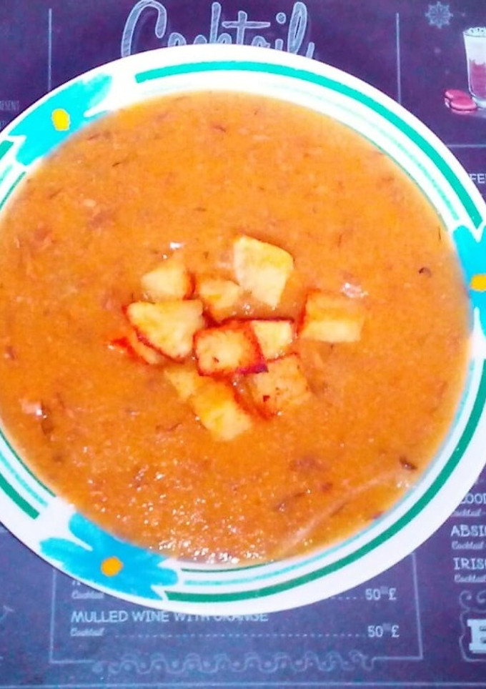 Una foto de Crema de zapallo con macarela