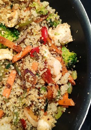 Foto principal de Quinoa con verduras y pollo rápida