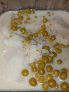 Una foto de Merluza con guisantes al coco