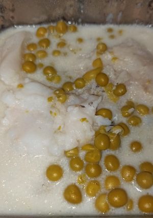Una foto de Merluza con guisantes al coco