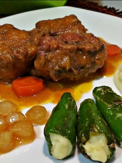 Una foto de Rabo de ternera estofado con pimientos rellenos y cebollitas caramelizadas
