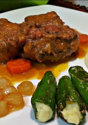 Foto principal de Rabo de ternera estofado con pimientos rellenos y cebollitas caramelizadas