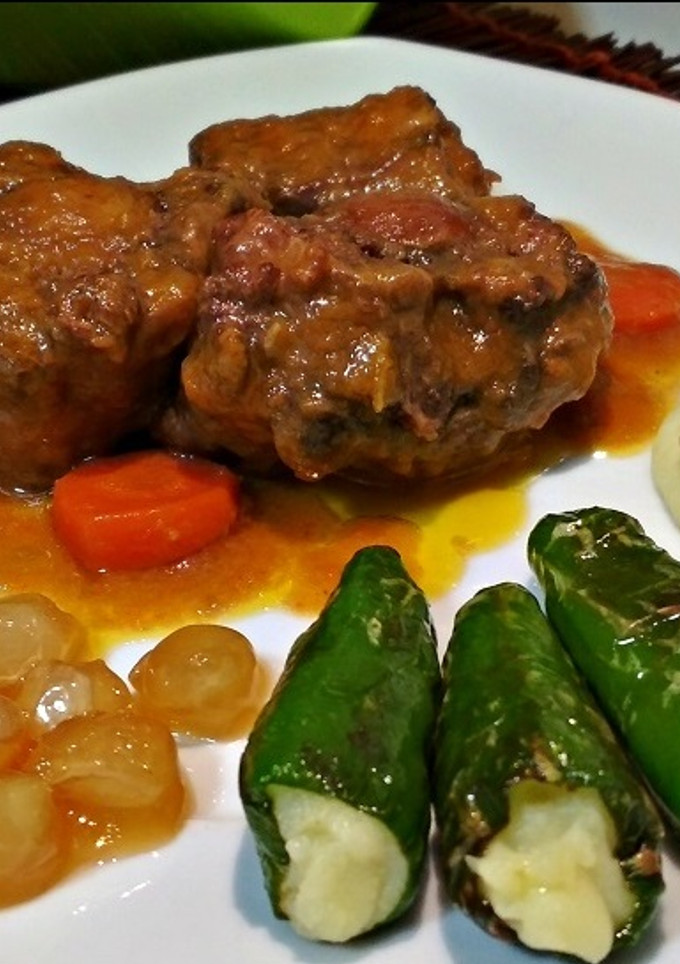 Una foto de Rabo de ternera estofado con pimientos rellenos y cebollitas caramelizadas