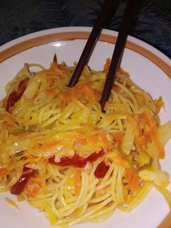 Una foto de Fideos chinos (con verduras)