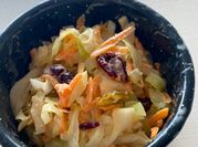 Una foto de ensalada de repollo