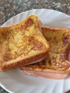 Una foto de Tostadas Francesa con Jamón y Queso